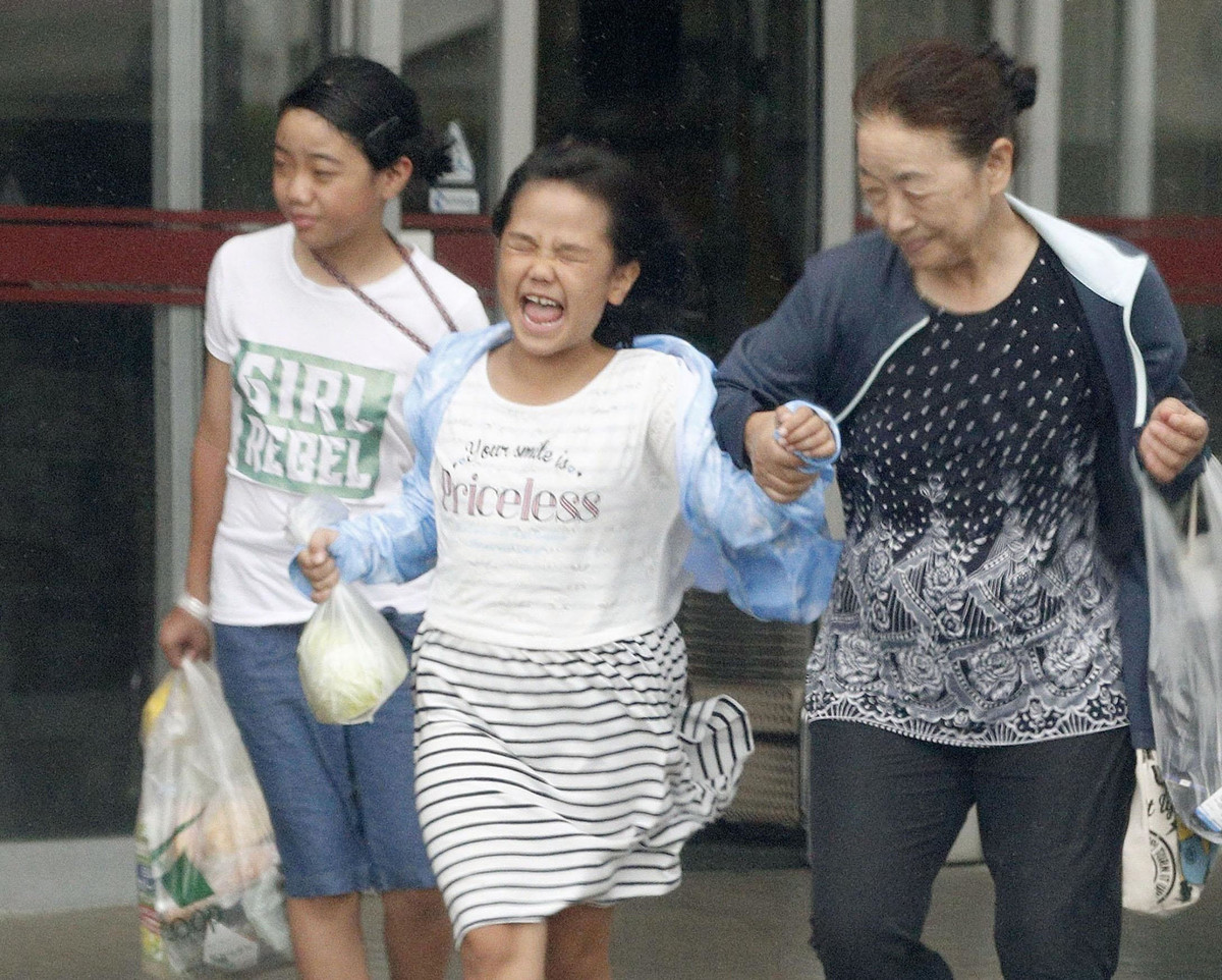 Trước đó, ngày 21/9, bão quét qua đảo ở tỉnh Okinawa khiến ít nhất 19 người bị thương trong khi hàng chục nghìn hộ gia đình bị cắt điện. Ảnh: Kyodo.