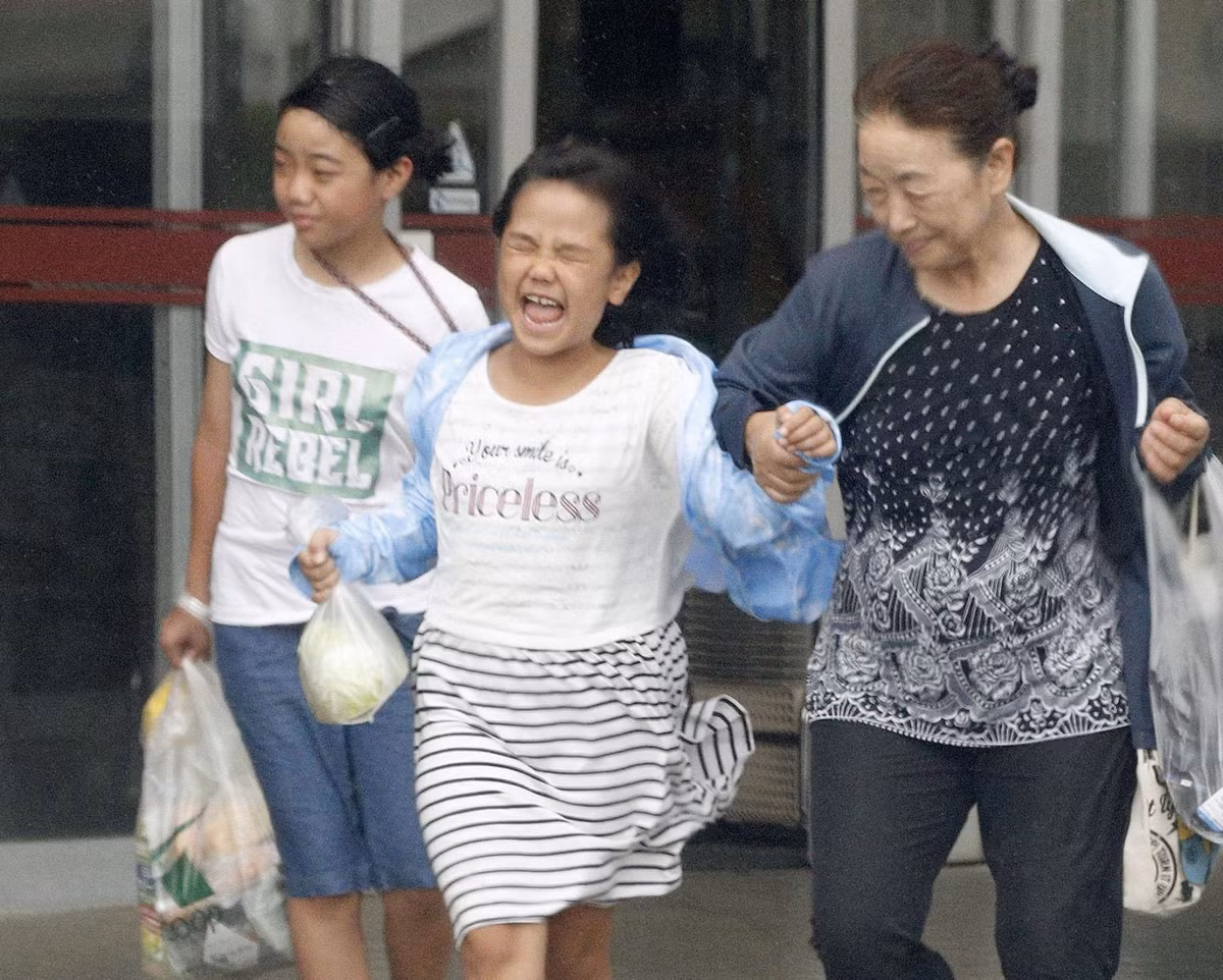 Trước đó, ngày 21/9, bão quét qua đảo ở tỉnh Okinawa khiến ít nhất 19 người bị thương trong khi hàng chục nghìn hộ gia đình bị cắt điện. Ảnh: Kyodo.