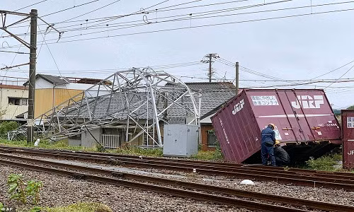 Do ảnh hưởng của bão Tapah, nhiều chuyến tàu của Công ty đường sắt Kyushu và hơn 400 chuyến bay nội địa bị hủy hôm 22/9. Ảnh: AP.