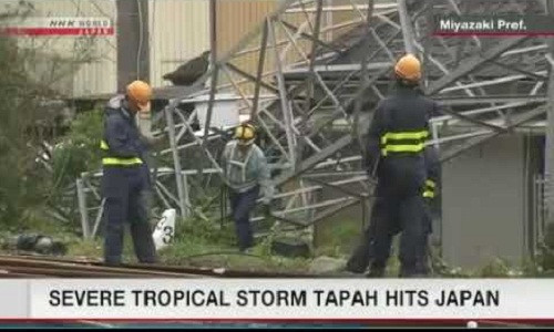 Hai người bị thương ở Nobeoka, tỉnh Miyazaki, hôm 22/9. Khoảng 6.000 hộ gia đình trong thành phố này không có điện. Ảnh: NHK.