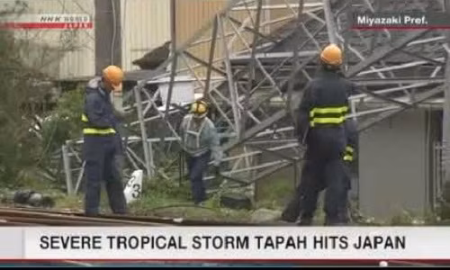 Hai người bị thương ở Nobeoka, tỉnh Miyazaki, hôm 22/9. Khoảng 6.000 hộ gia đình trong thành phố này không có điện. Ảnh: NHK.