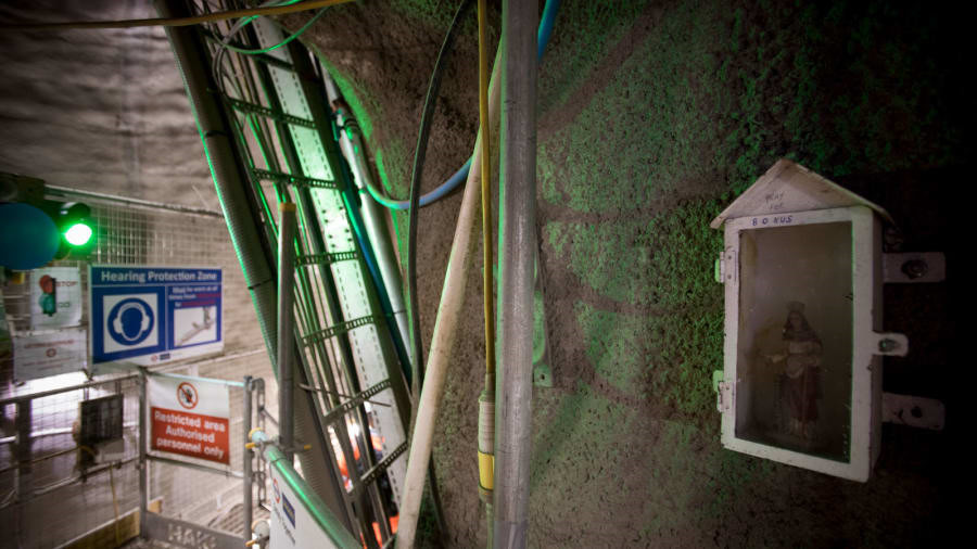 "Để thâm nhập được vào một trong những hệ thống giao thông bận rộn nhất thế giới, chúng tôi phải chuẩn bị sẵn sàng cho bất kỳ kịch bản nào", bà Holloway nói thêm. Trên thực tế, một số trạm tàu vẫn không thể mở cửa cho khách tham quan với lý do này. Mời độc giả xem thêm video: Hệ thống tàu điện ngầm thân thiện với hành khách ở Pháp (Nguồn: VTC14)