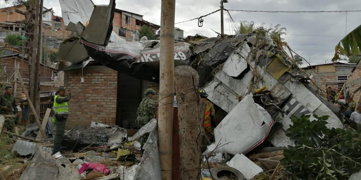 "Vụ việc xảy ra chỉ vài phút sau khi chiếc máy bay, thuộc sở hữu của một công ty địa phương quy mô nhỏ, cất cánh từ sân bay ở Popayan - thành phố với khoảng 270 nghìn cư dân và được bao quanh bởi núi non", Thị trưởng thành phố Popayan Cesar Gomez và Cơ quan hàng không dân dụng Colombia cho biết. Ảnh: CR.