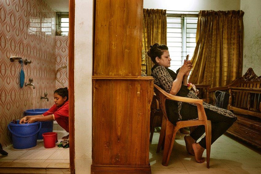 Kết quả là bộ ảnh của Giannattasio chỉ toàn các bé gái. "Các cô bé này bị đối xử như đồ vật, như một bộ phận của những món đồ nội thất", nhiếp ảnh gia nói và cho biết thêm chủ yếu các nữ chủ nhà là người ngược đãi lao động trẻ em.