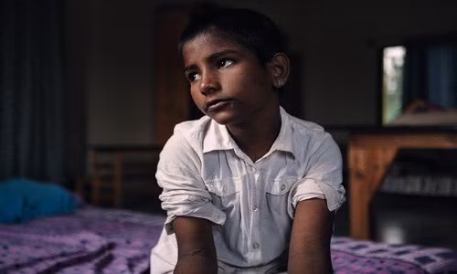 Để có được chỗ che nắng che mưa và bữa ăn, những đứa trẻ trong gia đình nghèo ở Bangladesh phải đánh đổi bằng tuổi thơ của mình. Chúng buộc phải làm giúp việc cho những gia đình giàu có. Nhiều trẻ em ở Bangladesh được họ hàng đưa đến, số khác thậm chí bị bắt cóc trên đường và buộc phải làm công việc này, theo Spiegel.