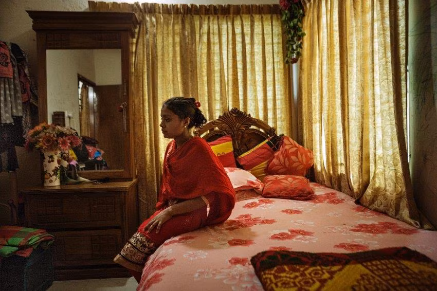 Năm 2013, các nhà nghiên cứu từ Đại học Dhaka điều tra thực trạng trẻ em đi làm người giúp việc tại Bangladesh. Họ phát hiện ra rằng 75% trẻ em phải làm việc mỗi ngày. Chỉ khoảng 1/4 trẻ em có phòng riêng, còn lại hầu hết phải ngủ ở phòng khách, bếp hay thậm chí là ngoài hiên.