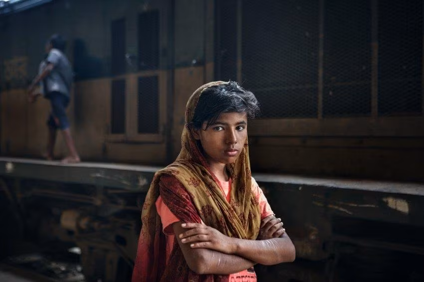 Giannattasio đặt tên bộ ảnh là "Những nô lệ vô hình ở Dhaka". Trong nghiên cứu của mình, Giannattasio cho biết đã bắt gặp nhiều cô bé làm người giúp việc, hay theo cách gọi của anh là nô lệ.