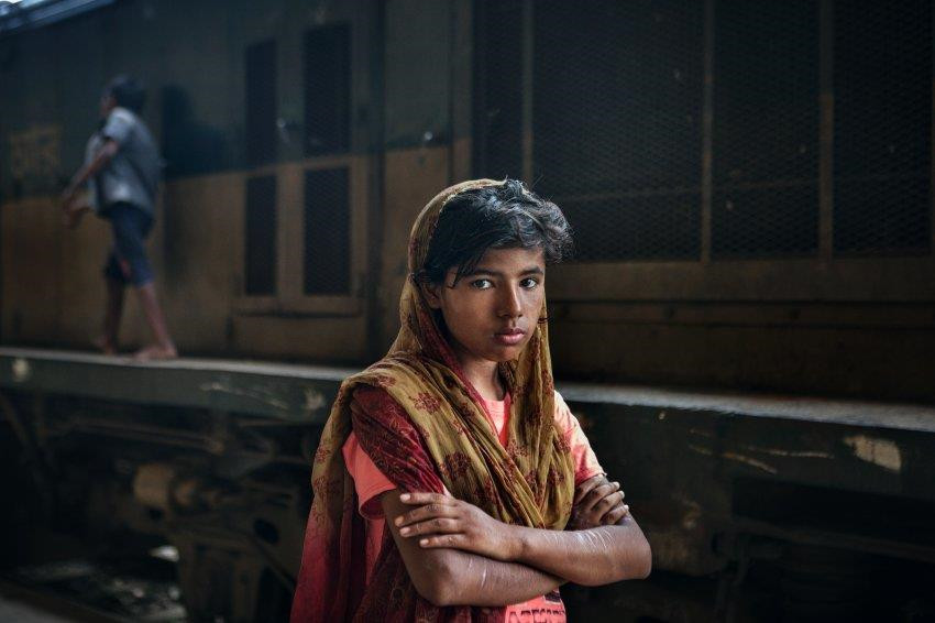 Giannattasio đặt tên bộ ảnh là "Những nô lệ vô hình ở Dhaka". Trong nghiên cứu của mình, Giannattasio cho biết đã bắt gặp nhiều cô bé làm người giúp việc, hay theo cách gọi của anh là nô lệ.