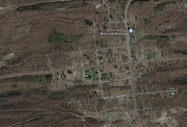 Khói độc bao trùm Centralia buộc chính quyền phải mua lại nhà của người dân trong thị trấn này để họ đi sơ tán do không dập tắt được đám cháy ở mỏ than.