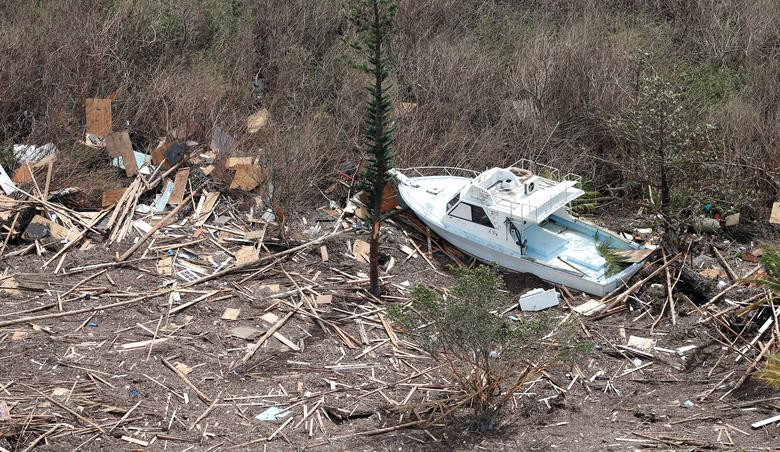 Một con tàu dạt lên bờ trên đảo Grand Bahama ngày 4/9.