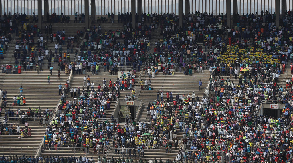 Ghế trống đầy sân vận động trong tang lễ cựu tổng thống Zimbabwe. Ảnh: AP.