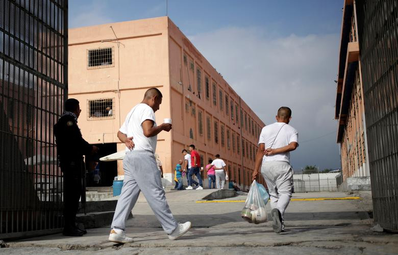 Chẳng hạn như, phòng giam của thủ lĩnh của băng nhóm Zetas, Ivan Hernandez Cantu, được trang bị giường cỡ lớn, phòng tắm sang trọng và ti vi.