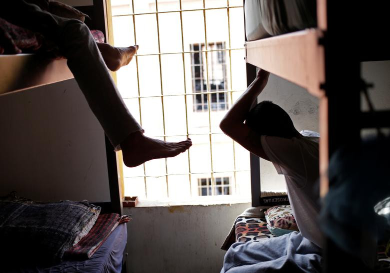 Tuy nhiên, theo BBC năm 2016, các thủ lĩnh băng đảng ở nhà tù này lại được hưởng "đặc quyền" riêng.