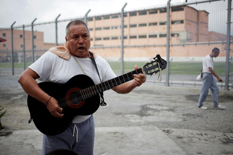 Chơi đàn ghi-ta dường như là "thú vui" của phạm nhân này trong nhà tù Topo Chico.