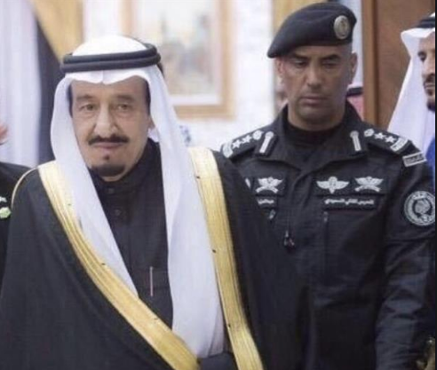 Vệ sĩ Abdelaziz al-Fagham thường được nhìn thấy xuất hiện bên cạnh Vua Salman và cũng đi cùng ông tới cuộc họp gần đây với Thủ tướng Iraq Adil Abdul-Mahdi. Ảnh: NF.