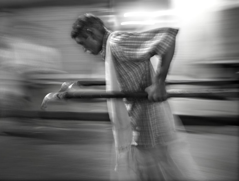 Hầu hết các đường phố ở Kolkata đều có sự xuất hiện của những chiếc xe kéo tay này. 