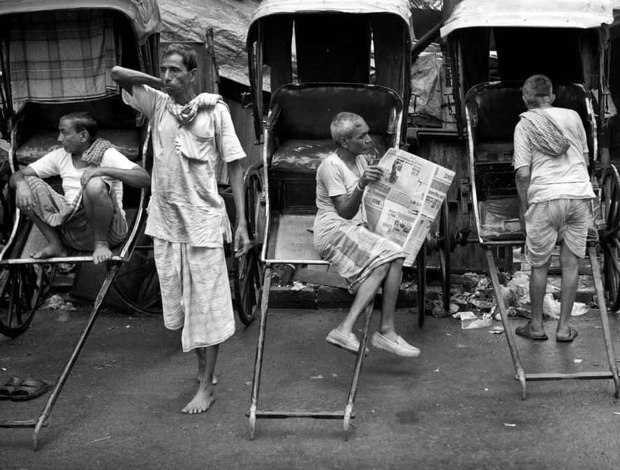 Những lúc không có khách, họ tranh thủ đọc báo. 