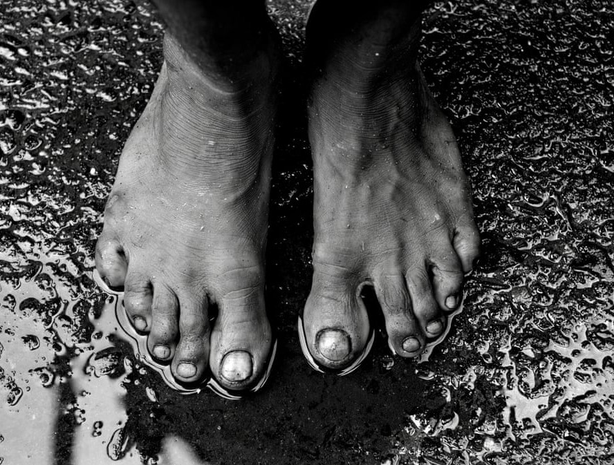 Trên đôi chân trần, họ cặm cụi kéo xe trên những con phố nóng bỏng rát hay trơn trượt vào mùa mưa. 