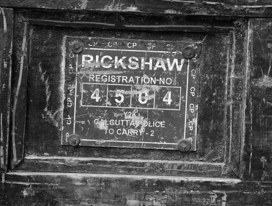 Loại xe này có nguồn gốc ở châu Á, nơi mà vào thời phong kiến, thuộc địa, xe kéo được dùng chủ yếu làm phương tiện giao thông cho tầng lớp thượng lưu trong xã hội. Trong ảnh: biển kiểm soát của một chiếc xe kéo. 