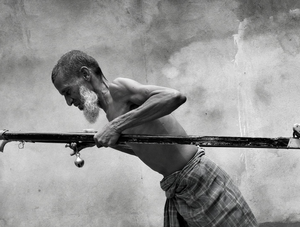 Hầu như tất cả những người kéo xe có nguồn gốc từ bang Bihar, một trong những bang nghèo nhất Ấn Độ. Họ đến đây để tìm kiếm việc làm, bỏ lại gia đình ở các làng quê. 