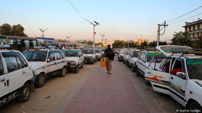 Số lượng xe cộ ở Kathmandu tăng khoảng 14% mỗi năm. Khi số lượng phương tiện gia tăng, người dân phải đối mặt với tiếng ồn, khói bụi,...