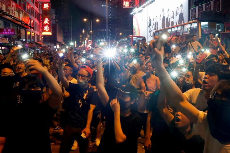 Tuy nhiên, phe biểu tình cho rằng động thái của chính quyền Hong Kong là quá ít và quá muộn vì mới chỉ thực hiện được một yêu cầu. Họ đề nghị chính quyền đáp ứng cả 5 yêu cầu đã đưa ra, "không chừa cái nào". Ảnh: Người biểu tình tâp trung bên ngoài một đồn cảnh sát ở Mong Kok ngày 7/9.