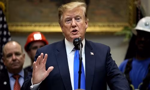 Ông Trump bác bỏ hoàn toàn cáo buộc và gọi hành động của phe Dân chủ là một "cuộc săn phù thủy", đồng thời kêu gọi Chủ tịch Ủy ban Tình báo Hạ viện Adam Schiff, người đang dẫn đầu cuộc điều tra luận tội, từ chức vì đã "bôi nhọ" danh dự của tổng thống. Ảnh: Axios.