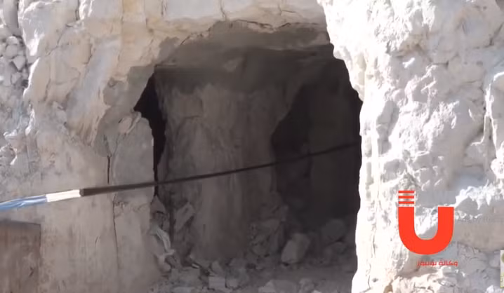 Đoạn video được kênh Union News ghi lại cảnh các binh sĩ Syria kiểm tra bên trong đường hầm chứa đầy vũ khí hóa học được cho là do các tay súng phiến quân và thành viên của Mũ bảo hiểm trắng bỏ lại. Ảnh: Union News.