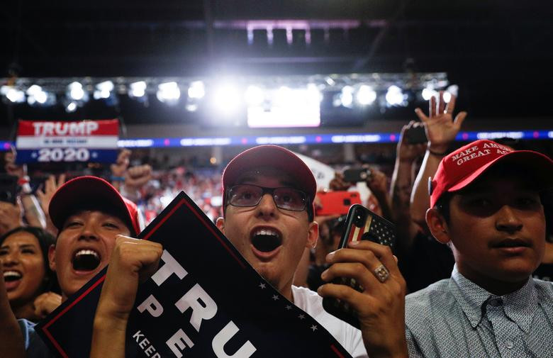 Nhiều người ủng hộ phấn khích khi ông Trump phát biểu.