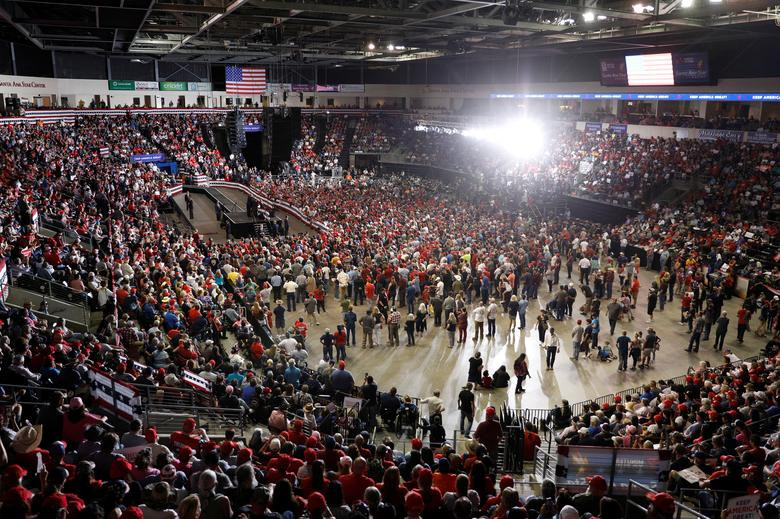 "Mọi ứng viên Dân chủ tranh cử tổng thống đều muốn xóa bỏ hoạt động sản xuất dầu mỏ và khí đốt tự nhiên. Nói cách khác, họ muốn phá hoại nền kinh tế của New Mexico", Tổng thống Trump nói.