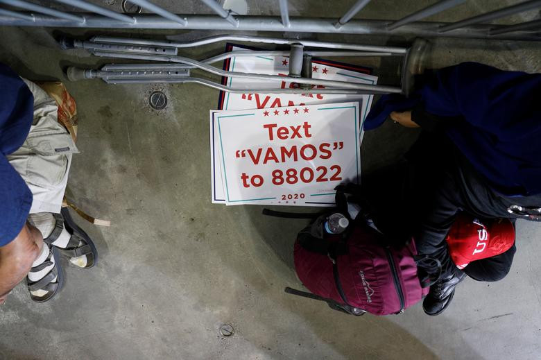 Các khán giả ngồi nghỉ cạnh một hàng rào ở Rio Rancho hôm 16/9.