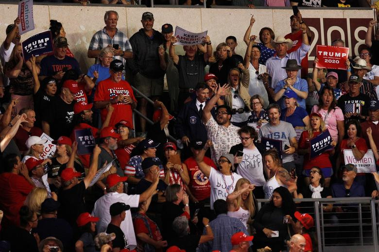 Cuộc vận động tranh cử của Tổng thống Trump diễn ra giữa lúc căng thẳng vùng Vịnh leo thang sau khi hai cơ sở lọc dầu của Saudi Arabia bị tấn công bằng thiết bị bay không người lái hôm 14/9.