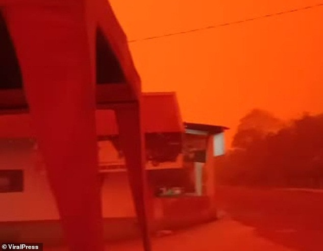 Hai hung bau troi Indonesia do nhu mau vi chay rung-Hinh-2