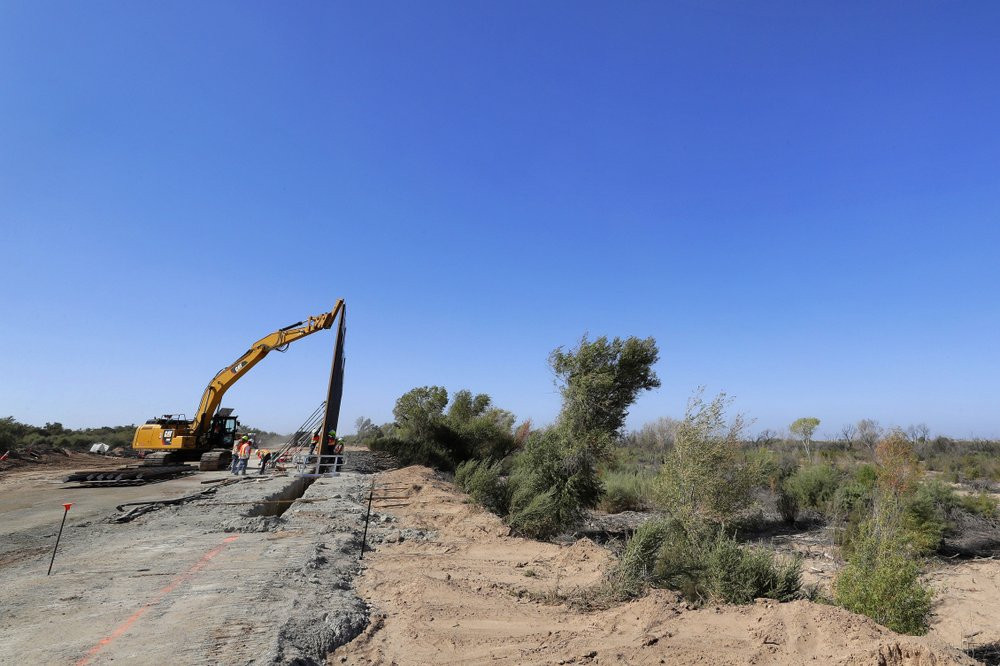 Chính quyền ông Trump cho rằng bức tường biên giới, cùng với các công nghệ giám sát, nhân viên...là "chìa khóa" để ngăn chặn những người vượt biên trái phép (vào Mỹ).