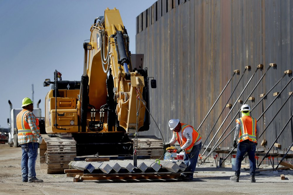 Đoạn hàng rào dài 8 km sẽ được chuyển thành bức tường biên giới dọc theo đường biên giới phía nam nước này. Đây là một phần trong lời hứa hẹn đầy quả quyết của ông Trump lúc tranh cử.