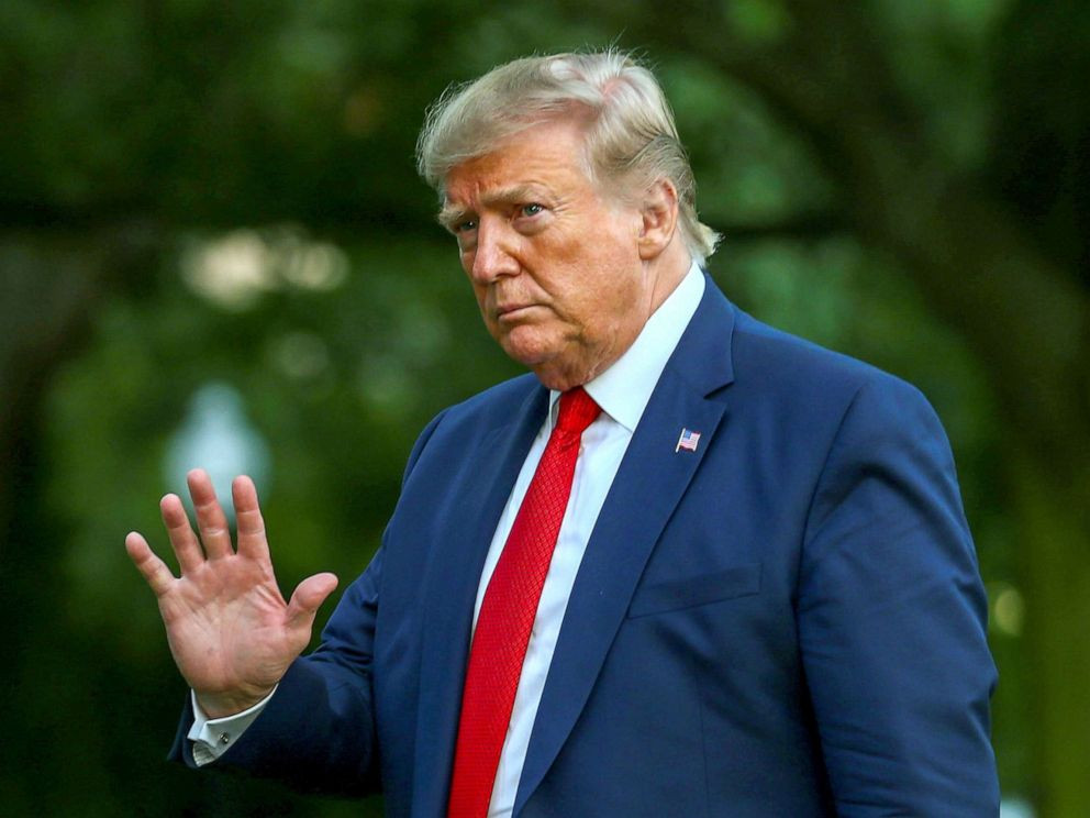 Dù vậy, cuộc điều tra đối với Tổng thống Trump vẫn sẽ diễn ra, xoay quanh việc liệu ông Trump có lạm dụng quyền lực tổng thống và tìm kiếm sự trợ giúp của nước ngoài để làm suy yếu "đối thủ" chính trị là cựu Phó Tổng thống Mỹ Joe Biden hay không. Ảnh: ABC News.