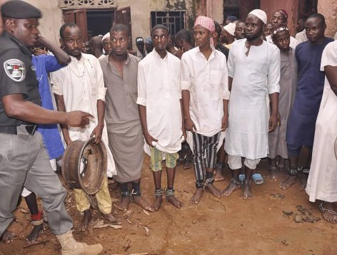 Hãi hùng “căn nhà địa ngục” giam cầm 400 nam sinh ở Nigeria - Hình 11 Hai hung “can nha dia nguc” giam cam 400 nam sinh o Nigeria-Hinh-11