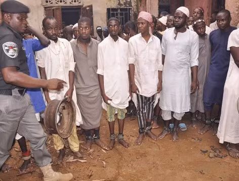 Hai hung “can nha dia nguc” giam cam 400 nam sinh o Nigeria-Hinh-11