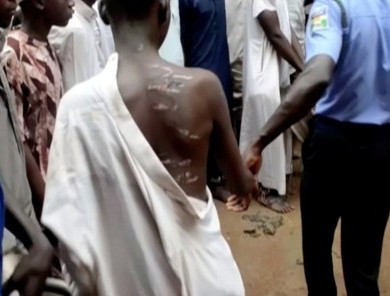 Hãi hùng “căn nhà địa ngục” giam cầm 400 nam sinh ở Nigeria - Hình 3 Hai hung “can nha dia nguc” giam cam 400 nam sinh o Nigeria-Hinh-3