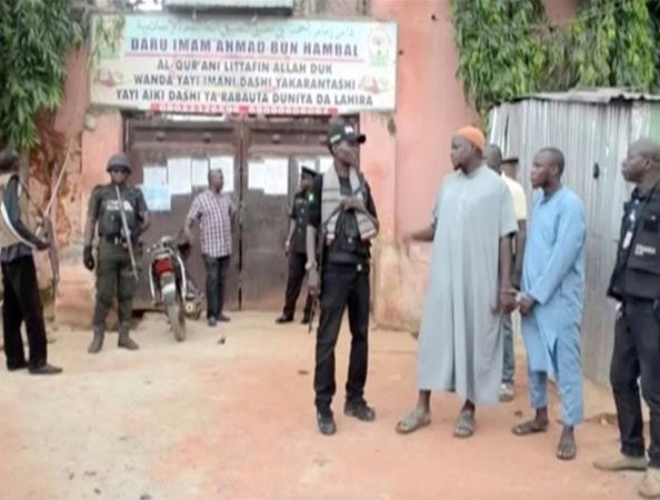 Hãi hùng “căn nhà địa ngục” giam cầm 400 nam sinh ở Nigeria - Hình 9 Hai hung “can nha dia nguc” giam cam 400 nam sinh o Nigeria-Hinh-9