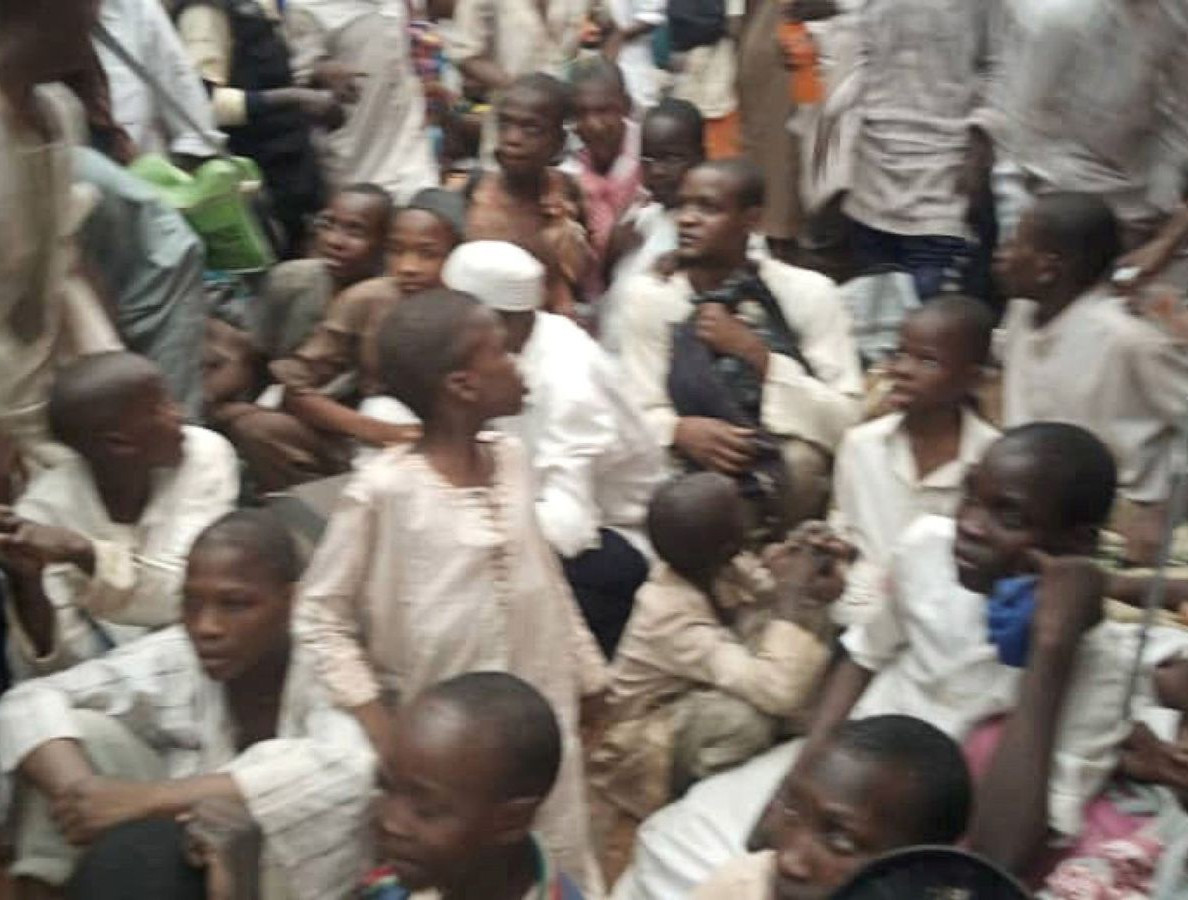 Hãi hùng “căn nhà địa ngục” giam cầm 400 nam sinh ở Nigeria - Hình 6 Hai hung “can nha dia nguc” giam cam 400 nam sinh o Nigeria-Hinh-6