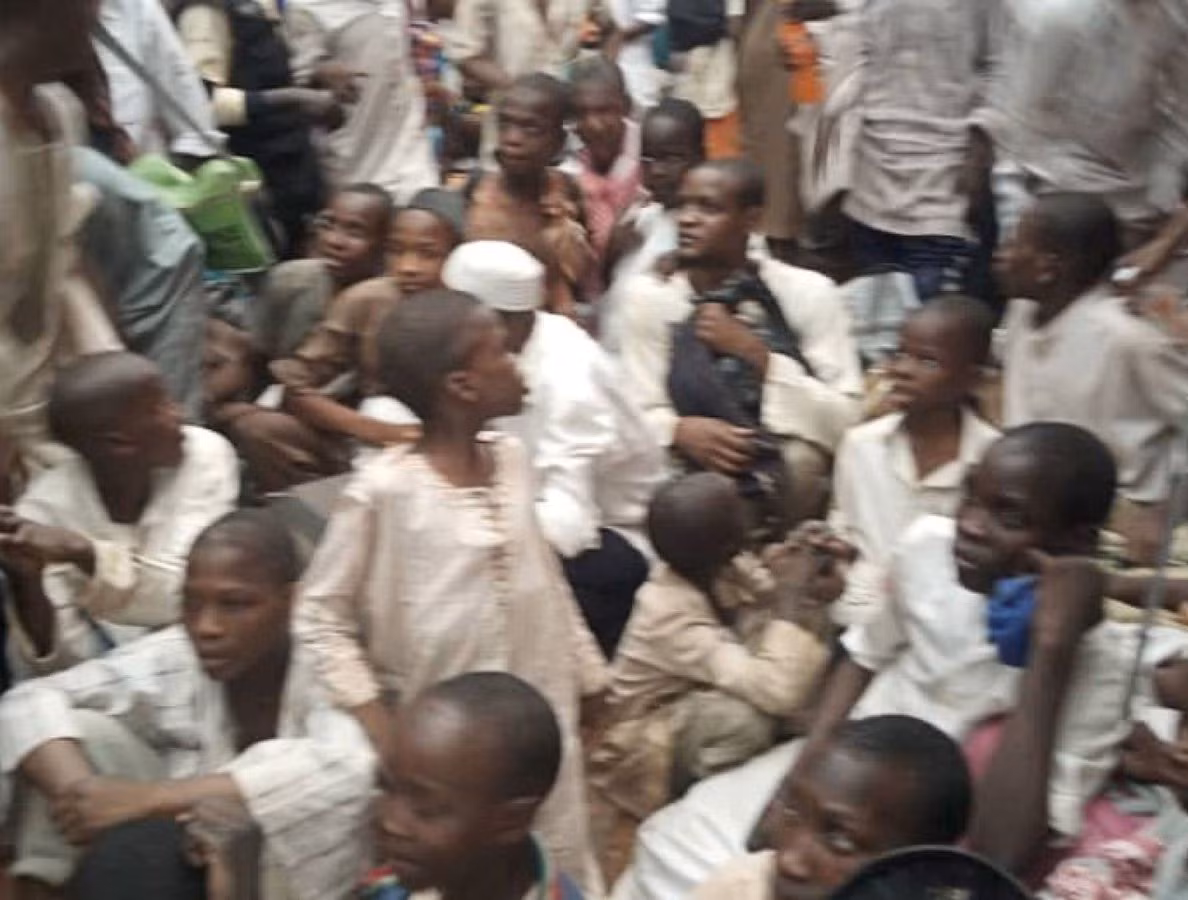 Hai hung “can nha dia nguc” giam cam 400 nam sinh o Nigeria-Hinh-6