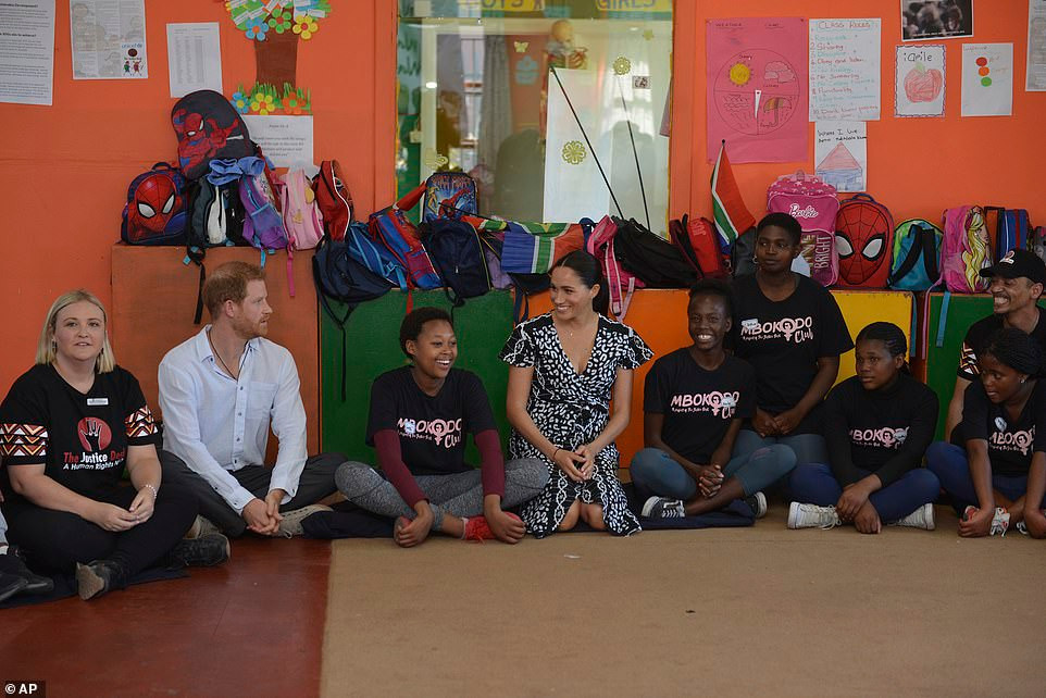 Công tước và nữ Công tước xứ Sussex chụp ảnh cùng các em nhỏ tại nhà thờ Nyanga ở Cape Town.