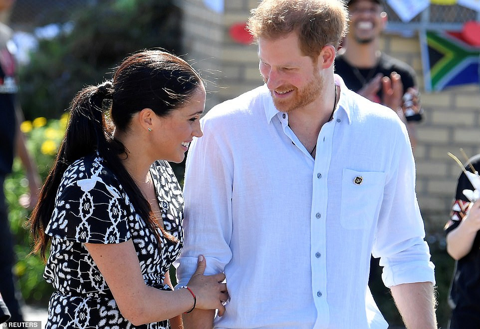 Theo Daily Mail, ngày 23/9, Hoàng tử Harry cùng vợ, Công nương Anh Meghan Markle, và con trai, bé Archie, đã có mặt tại sân bay Cape Town, bắt đầu chuyến công du 10 ngày tại Nam Phi. (Nguồn ảnh: Daily Mail)