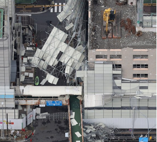 Bức ảnh chụp từ trực thăng cho thấy nhiều công trình bị hư hại ở Kanazawwa, Yokohama. Ảnh: Mainichi.