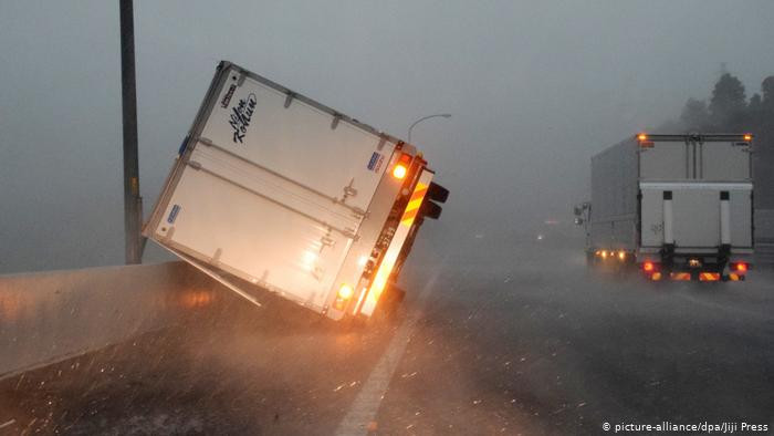 Công ty Đường sắt Đông Nhật Bản buộc phải ngừng toàn bộ các tuyến tàu trong vùng thủ đô Tokyo trước khi bão Faxai đổ bộ gần thành phố Chiba lúc gần 5 giờ sáng ngày 9/9. Ảnh: DPA.