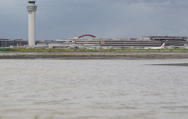 Khu vực gần sân bay quốc tế Haneda ở Ota, Tokyo, bị ngập sau trận mưa lớn. Ảnh: Mainichi.