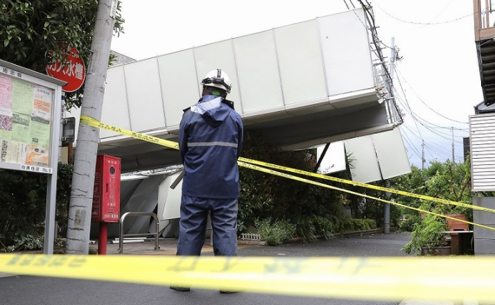 Tòa nhà đổ sập ở Meguro, Tokyo, do ảnh hưởng của bão. Ảnh: Mainichi.