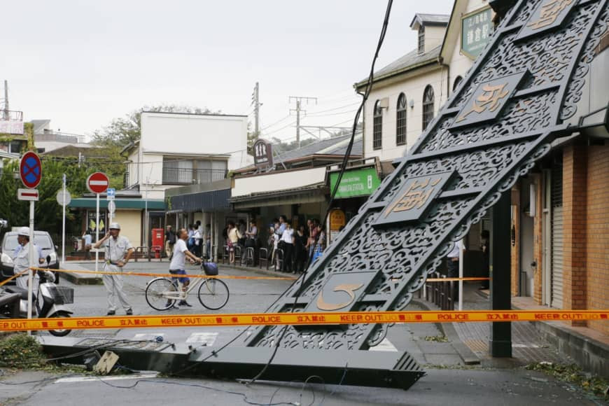 Biển hiệu trong một khu phố mua sắm gần nhà ga Kamakura rơi xuống đất sau khi bão Faxai tấn công khu vực Kanto. Ảnh: Kyodo.