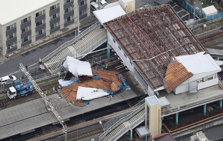 Phần mái của một tòa nhà tại khu vực nhà ga JR Higashi-Chiba bị gió thổi tung ở Chuo, Chiba, phía đông Tokyo, ngày 9/9. Ảnh: Mainichi.